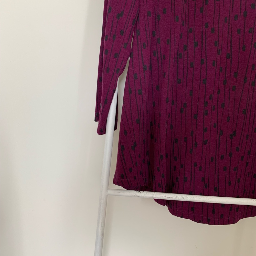 Scoop Neck Geometric Patterned Tee - Picture 2 of 4
